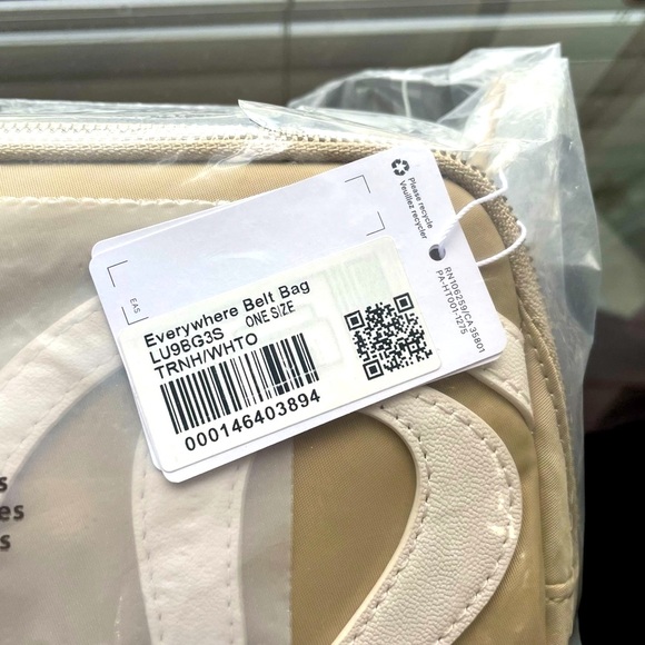 Lululemon Everywhere Belt Bag - Picture 3 of 5